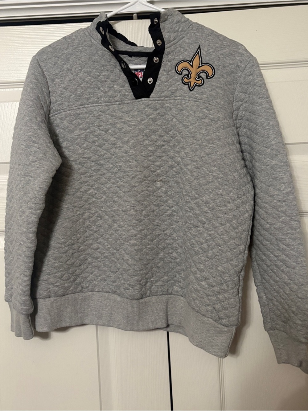 NFL Women's Quilted Light Gray V-Neck Sweater with Gold Fleur-de-lis